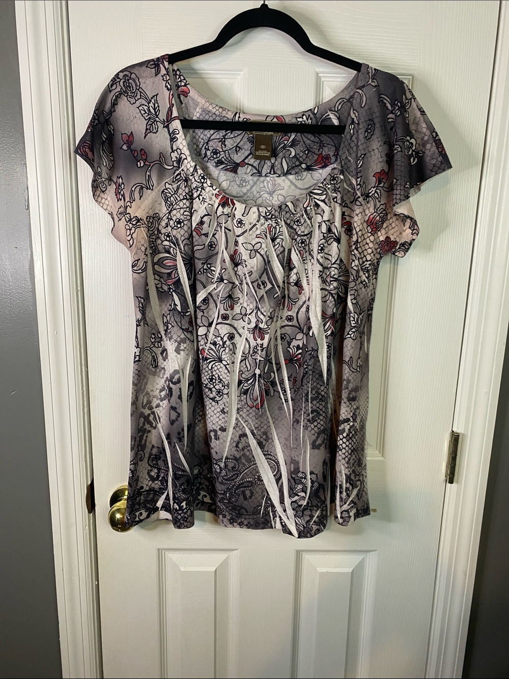 Jane Ashley Gray and Pink Floral Scoop Neck Blouse Rhinestones Silver Size XL.